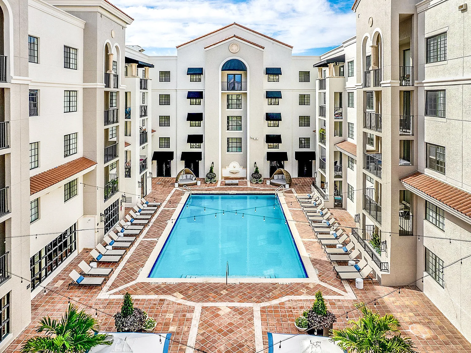 Gables Grand Plaza Apartments — Photo 2
