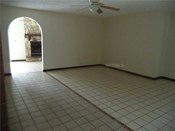 4th image of 925 Derbyshire Dr