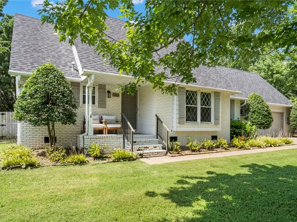 1061 E Glenn Ln, Fayetteville, AR 72703