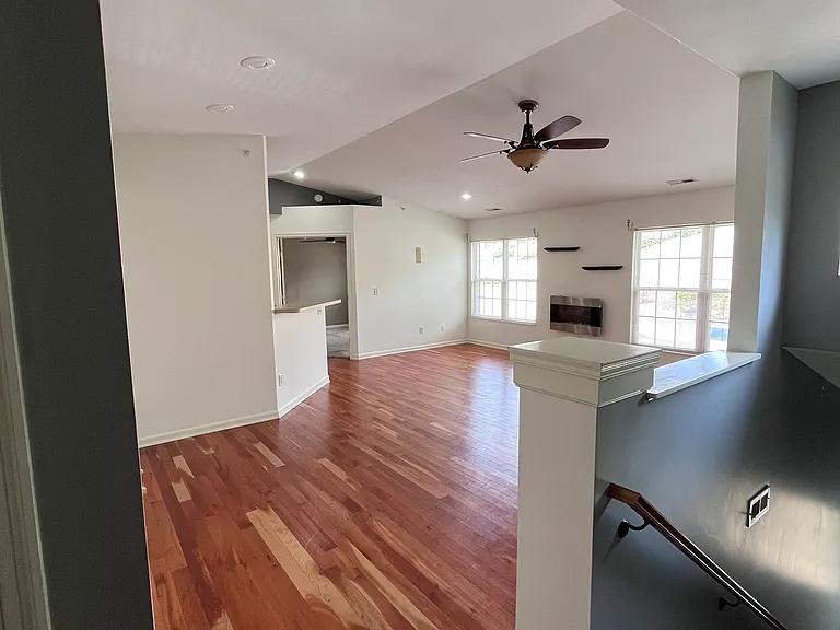 335 Skyview Ct — Photo 3