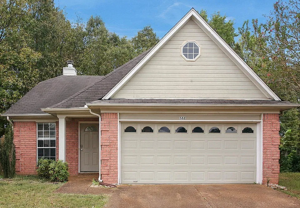 582 Ashley Glen Cir E
