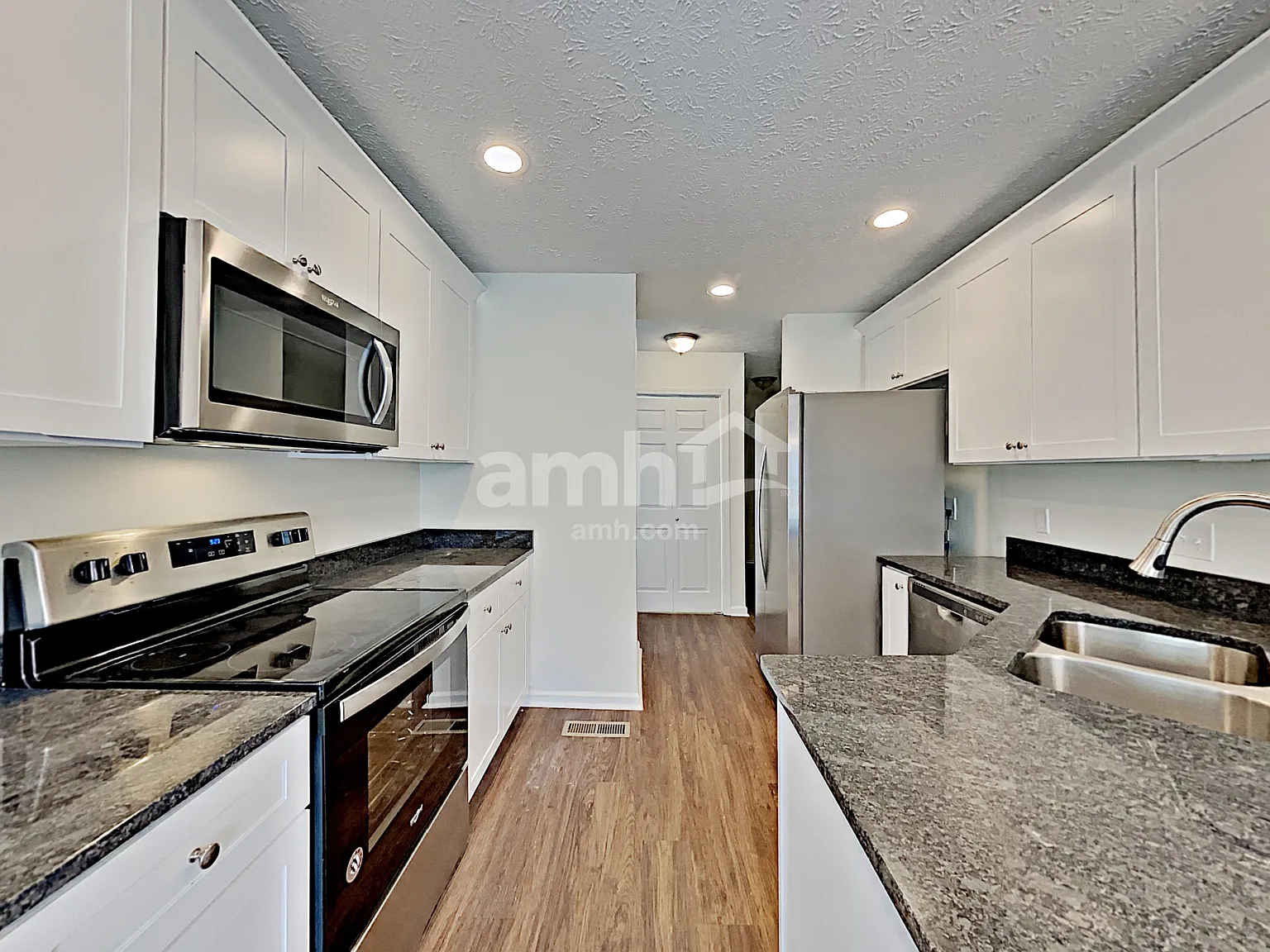 3 bed, 2.0 bath, 1975 sqft, $2,505 — Photo 3