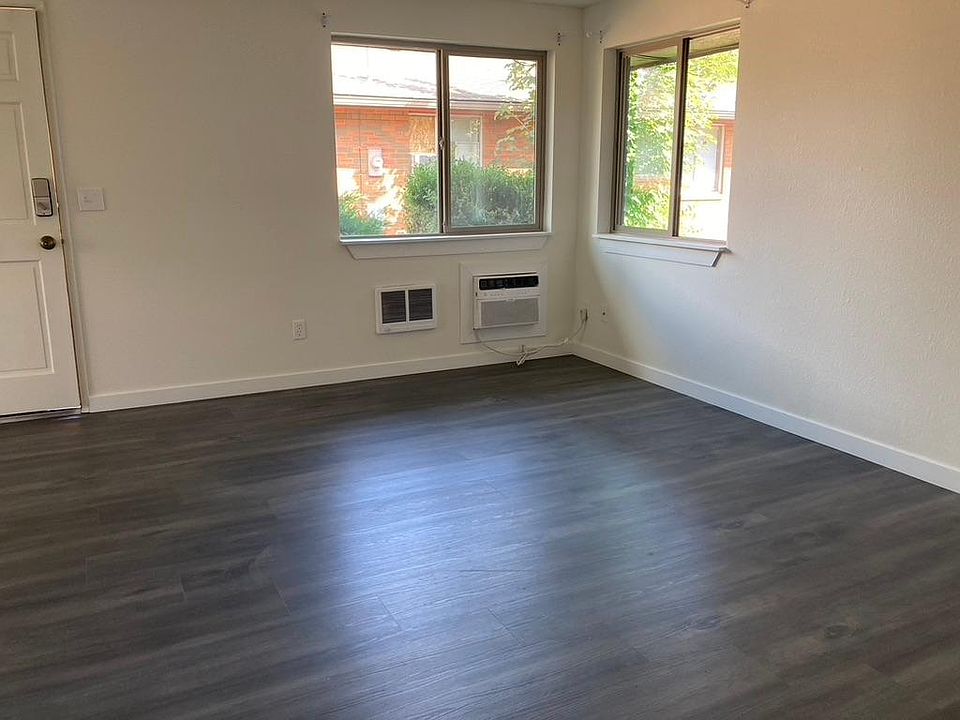 Living room. It's larger than this picture leads you to believe.