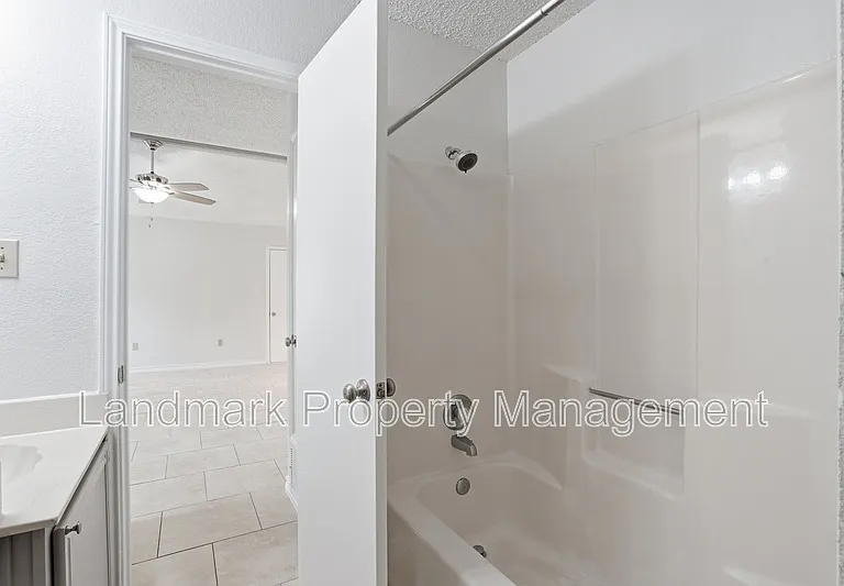 1122 Hidden Creek Dr — Photo 18