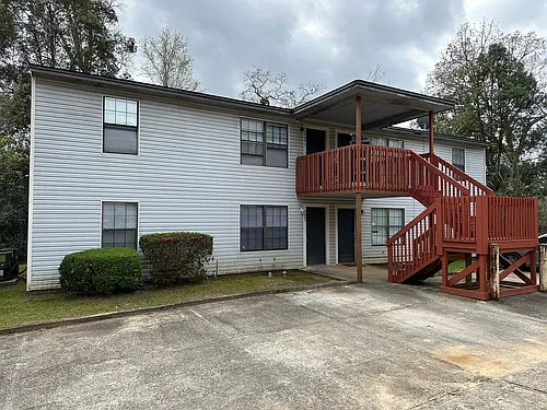 704 Pointe Ct #B Photo 1