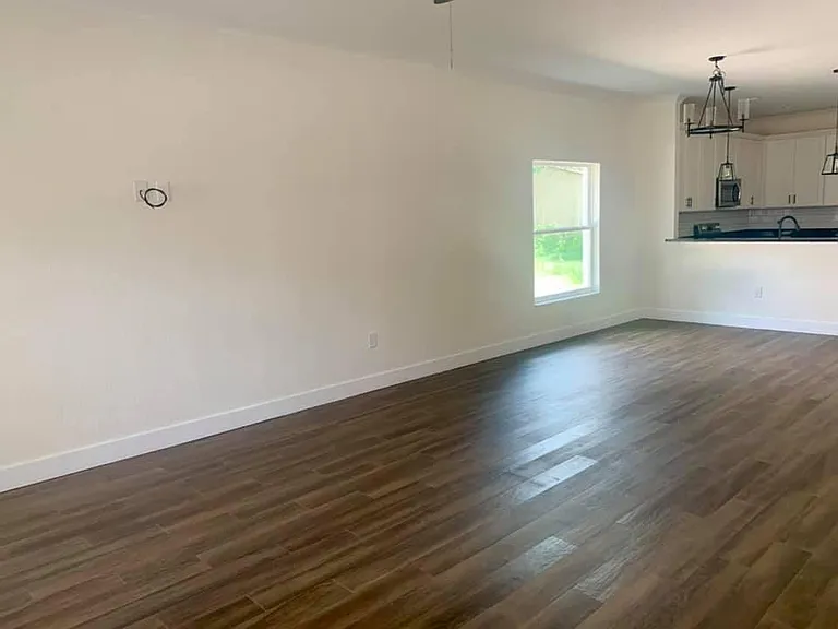 595 W Saunders St — Photo 12