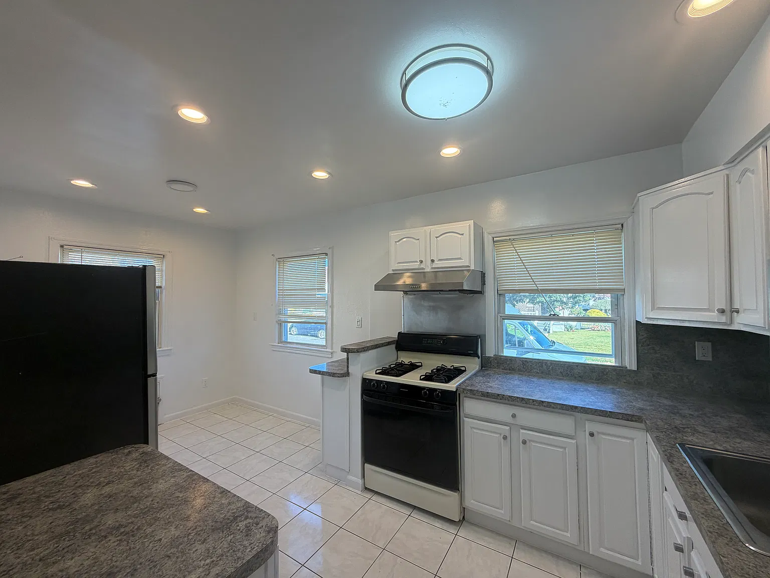 3 bed, $3,950 — Photo 2