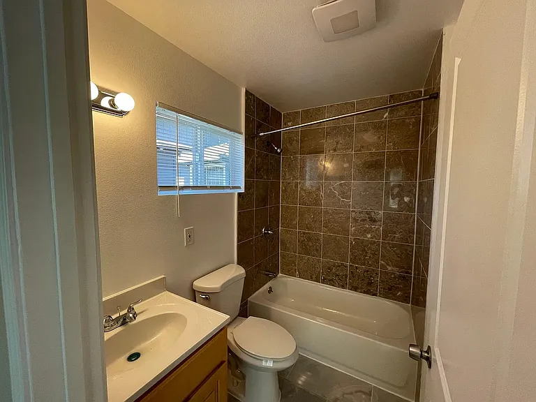 2727 Cryer St — Photo 8