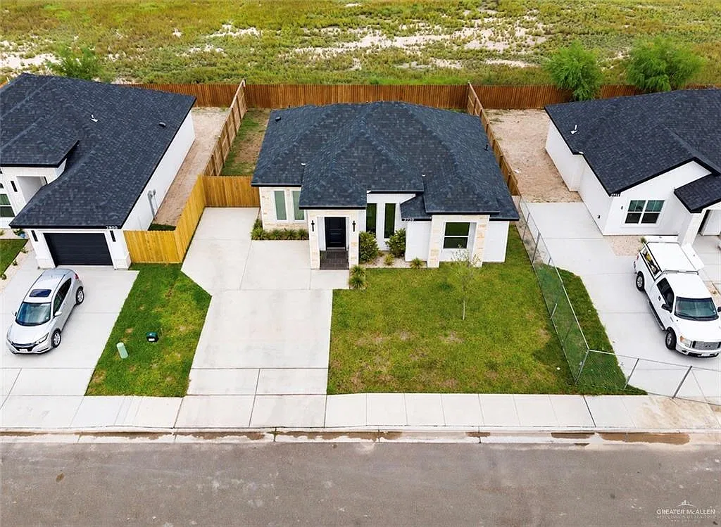 3 bed, 2.0 bath, 1204 sqft, $2,100 — Photo 3