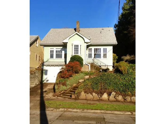 3395 SE Kelly St photo 1