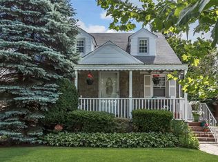 56 Stuart St, Lynbrook, NY 11563