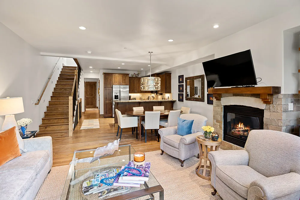 3 bed, 3.5 bath, 2207 sqft, $7,250 — Photo 4