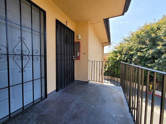 3rd image of 3070 Vineland Ave APT 7