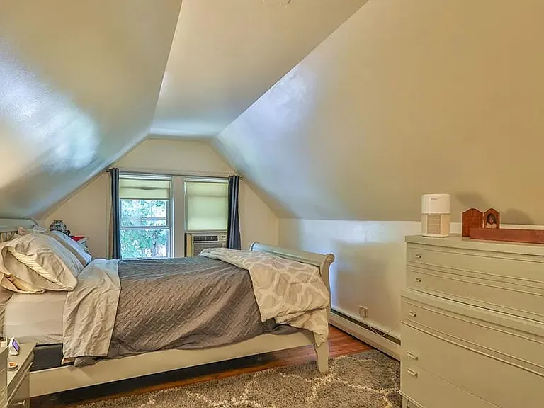 734 E Tioga St — Photo 4