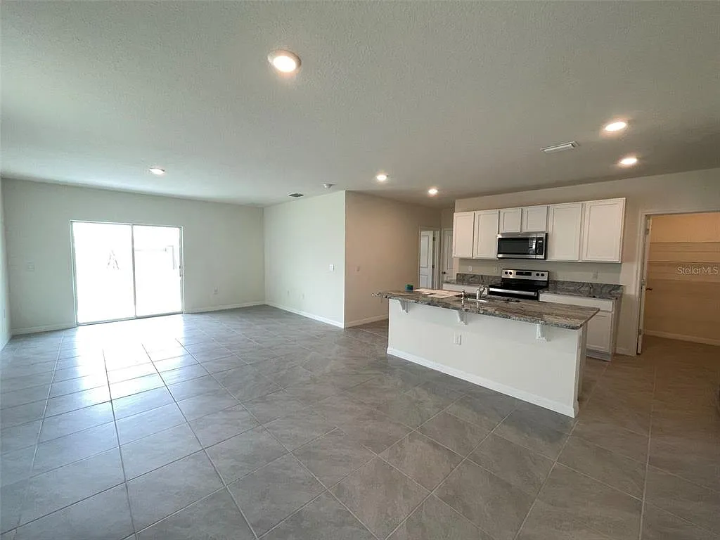 5 bed, 3.0 bath, 2447 sqft, $2,750 — Photo 3