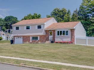 42 Bayberry Rd, Ewing, NJ 08618
