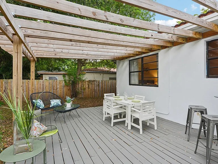 585 NE 121st St — Photo 28