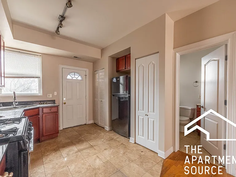 7462 N Greenview Ave #1 — Photo 2
