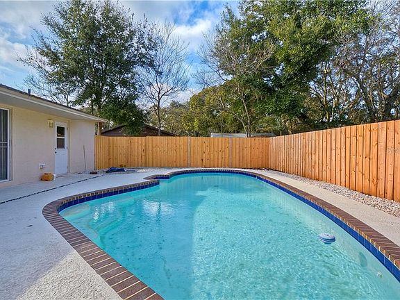 3rd image of 11206 Creekview Dr
