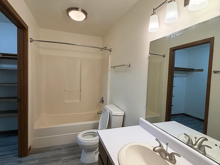 W156N11495 Pilgrim Rd #212 — Photo 10