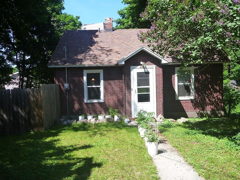1st image of 422 W Baraga Ave