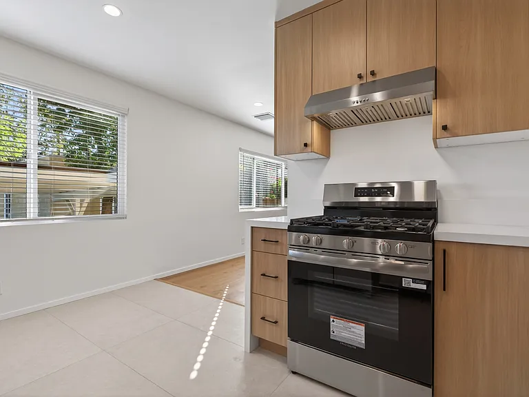 2539 Manhattan Ave — Photo 5