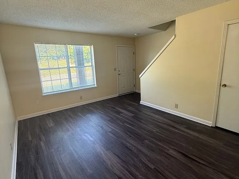 615 Castlegate Dr — Photo 4