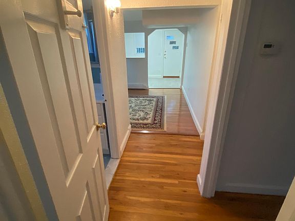 2nd image of 8 Bryn Mawr Pl #1L
