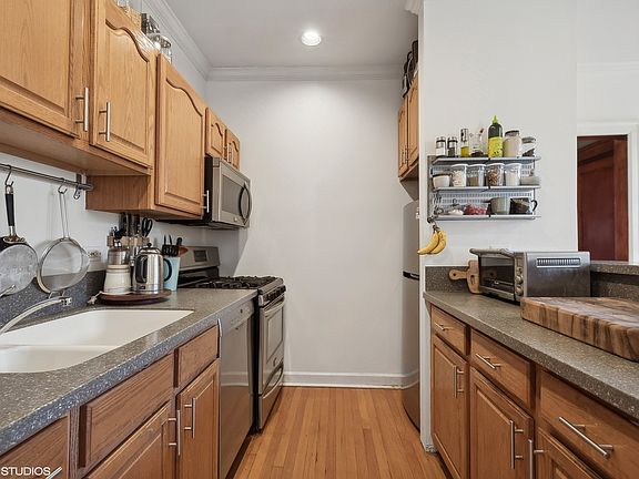 5th image of 6255 N Greenview Ave #3