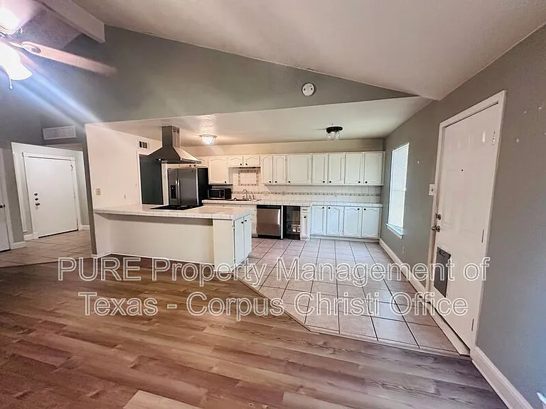 7433 Spitfire Dr — Photo 3