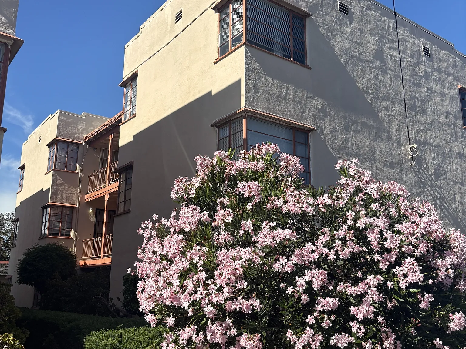 158 W Broadmoor Blvd — Photo 2