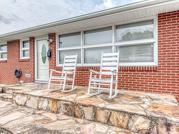 4th image of 608 Jackson Pl