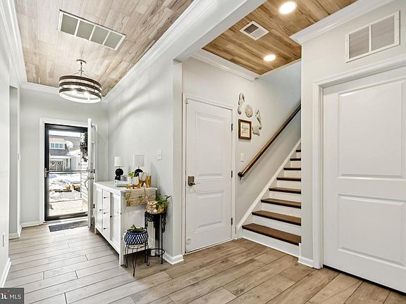 2nd image of 18 Raccoon Ln