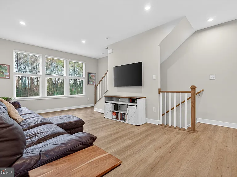 54 Sidney Ln — Photo 20