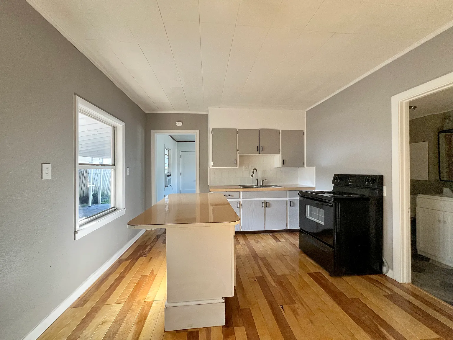 1 bed, 700 sqft, $1,150 — Photo 1