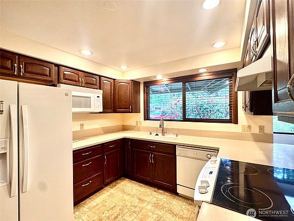 4th image of 2320 Lakemoor Drive SW