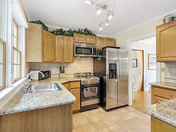 3rd image of 45 Bay Ave
