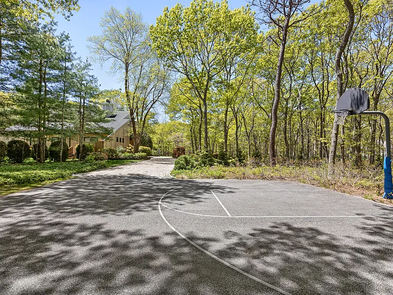 570 Sag Harbor Tpke — Photo 31