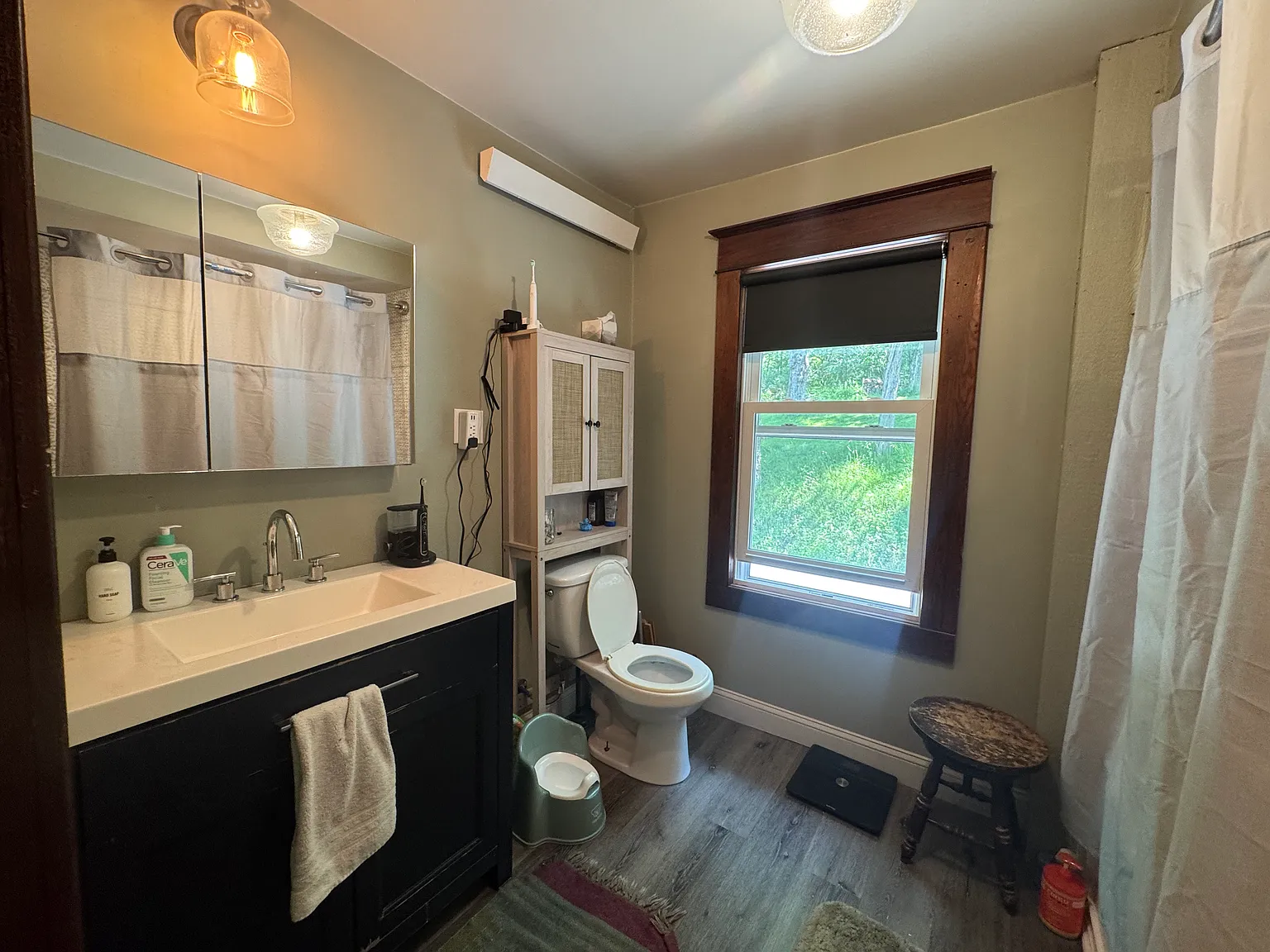 4 bed, 2500 sqft, $3,500 — Photo 3