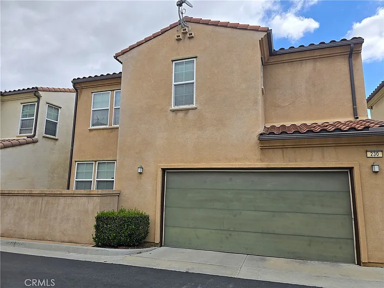 230 W Sparkleberry Ave — Photo 2