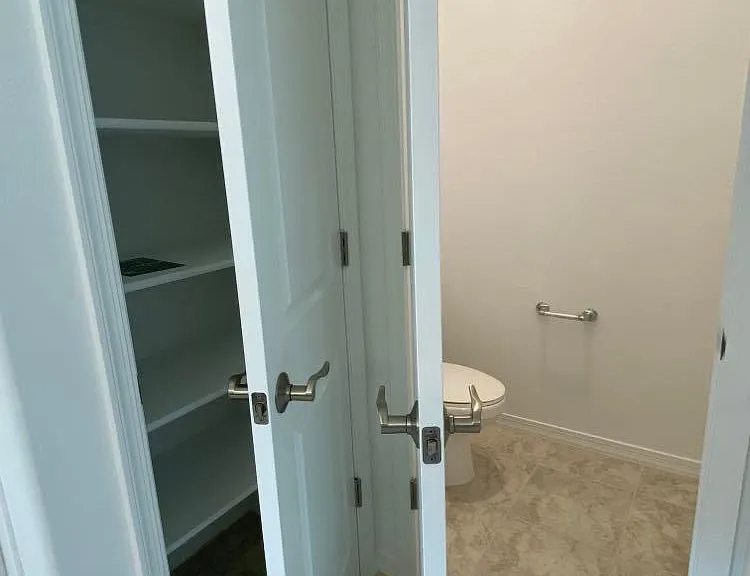 Bathroom (master bedroom)