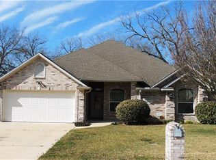 2803 Oakwood Dr, Brenham, TX 77833