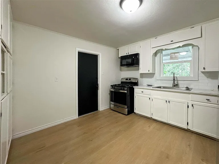 703 Texas Ave — Photo 8