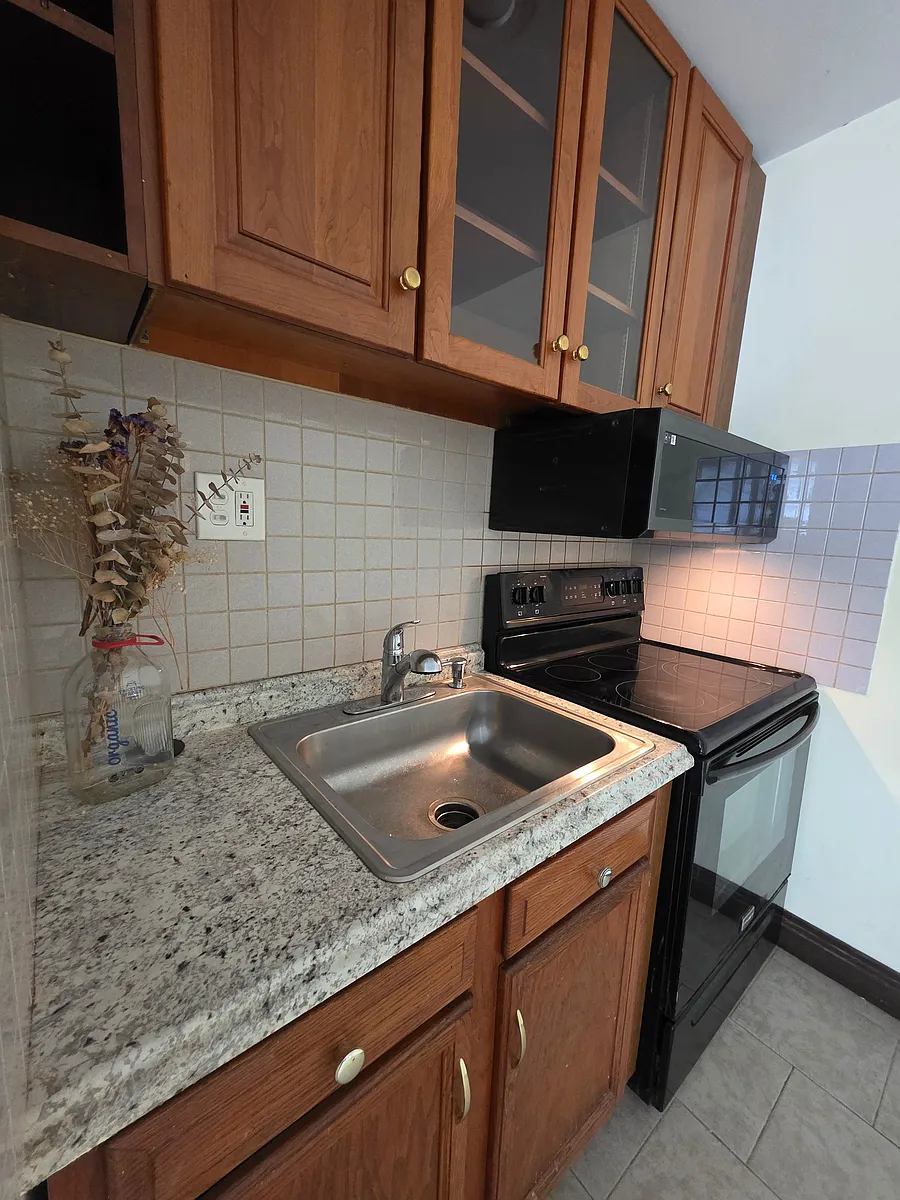 Building Photo - 830 S 49th St #5