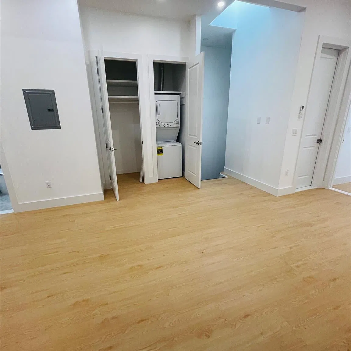 4 bed, 2.0 bath, 2024 sqft, $3,700 — Photo 4