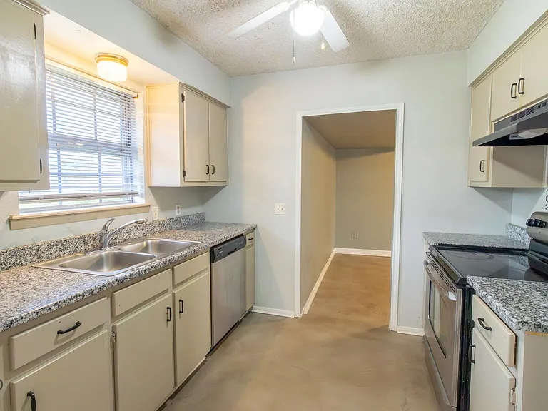 1303 Mockingbird St — Photo 5
