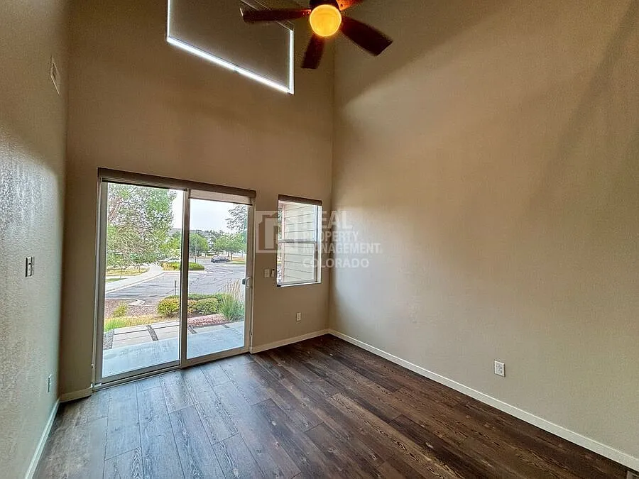 Stunning and Spacious 3-Bed Townhome — Photo 4