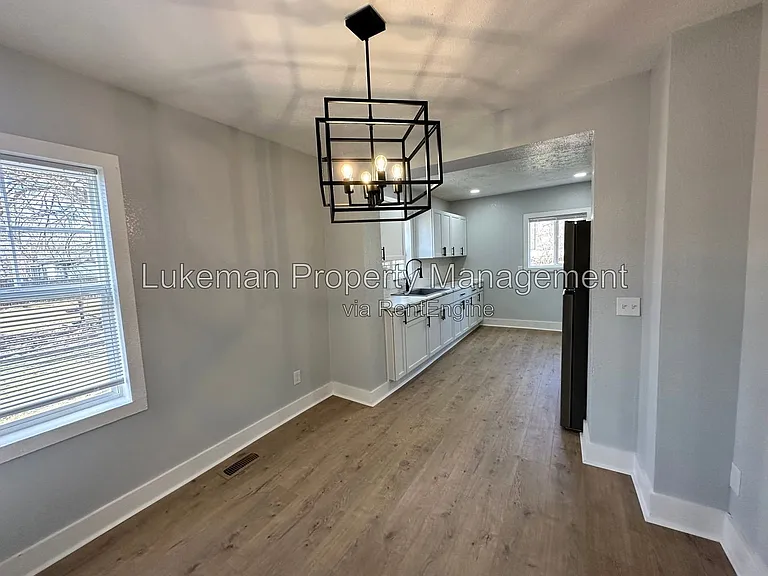215 E North St — Photo 1