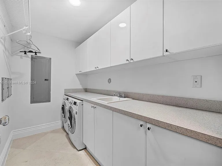 17875 Collins Ave #702 — Photo 27
