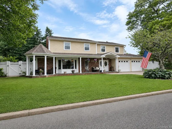 4 Royal Oak Court, Holbrook, NY 11741